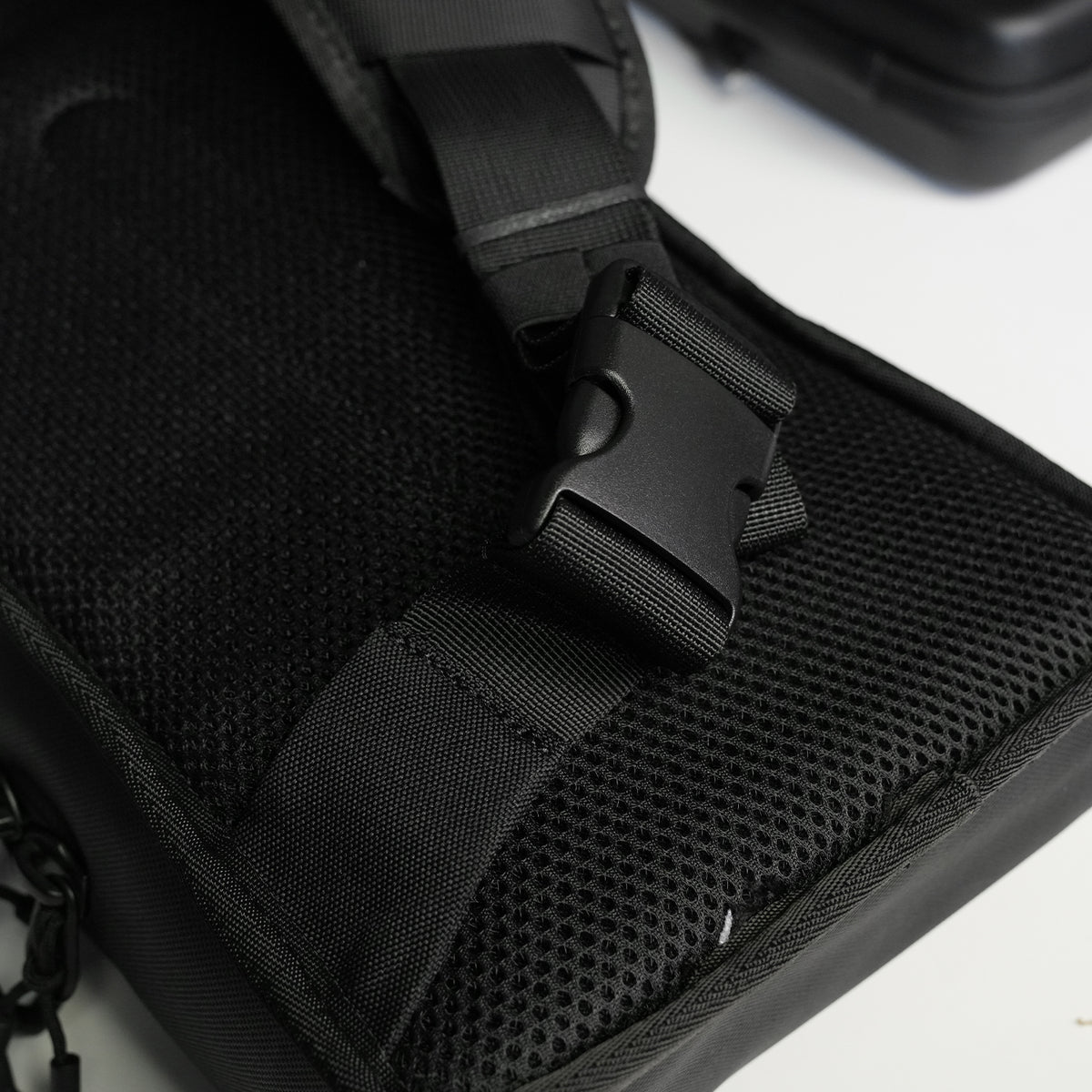 FNDN® TECH SLING BAG